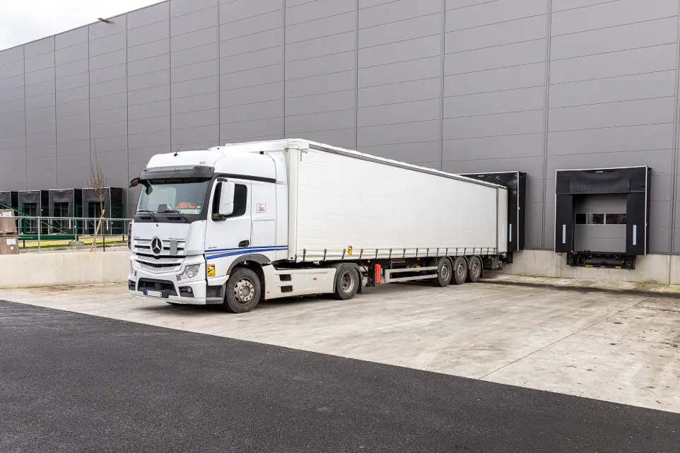 Camion semi remorque au quai de chargement